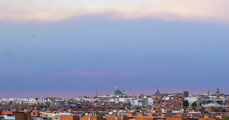 “Al final la humanidad no es tan mala”: cerca de Madrid, una oleada de solidaridad para acoger a los afectados por los incendios