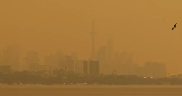 Canadá: más de 200 incendios fuera de control, situación especialmente crítica en Ontario