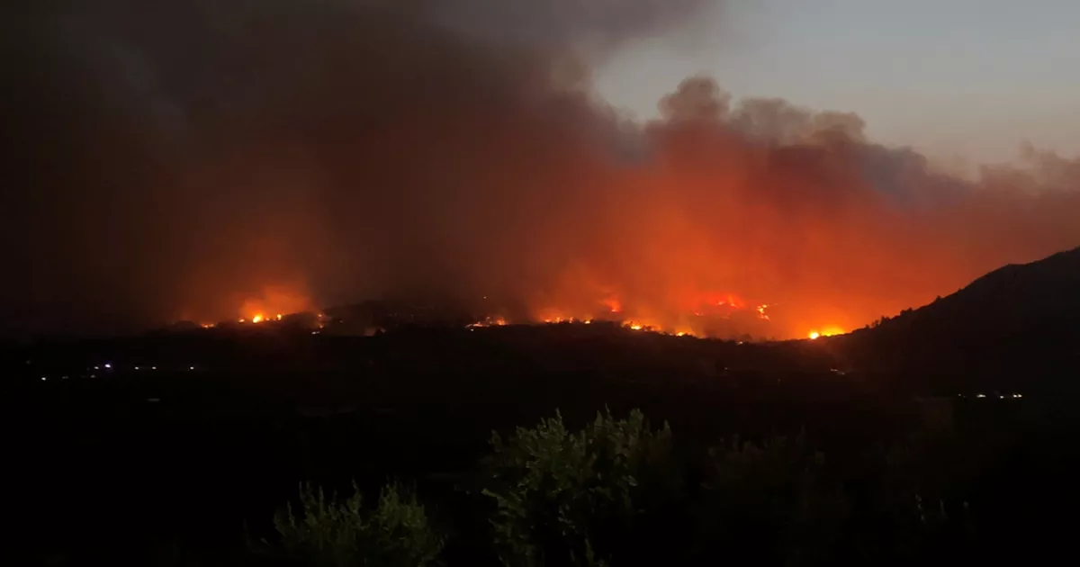 “El incendio supera nuestras capacidades de extinción”: en España, el incendio fuera de control cerca de Valencia, 15.000 evacuados