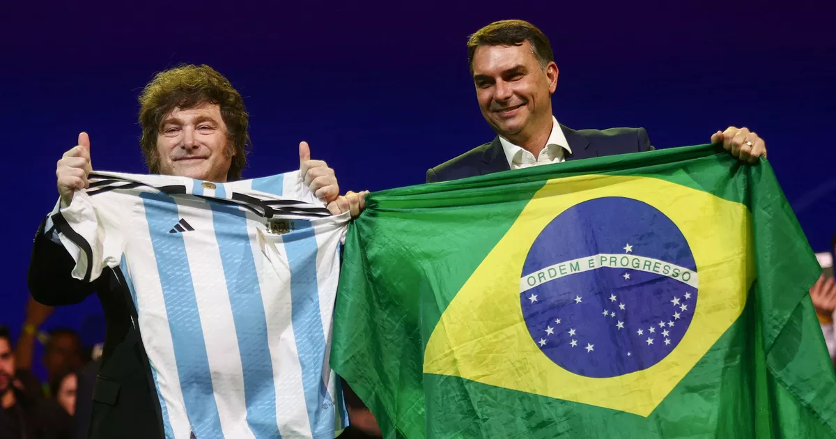 Elecciones presidenciales en Brasil: Javier Milei, superestrella de la derecha latinoamericana, apoya a Flavio Bolsonaro