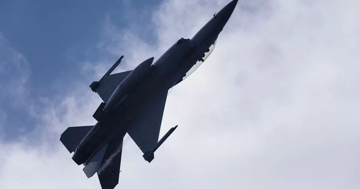 Guerra en Ucrania: un F-16 ucraniano habría derribado por primera vez a un caza ruso en combate aéreo
