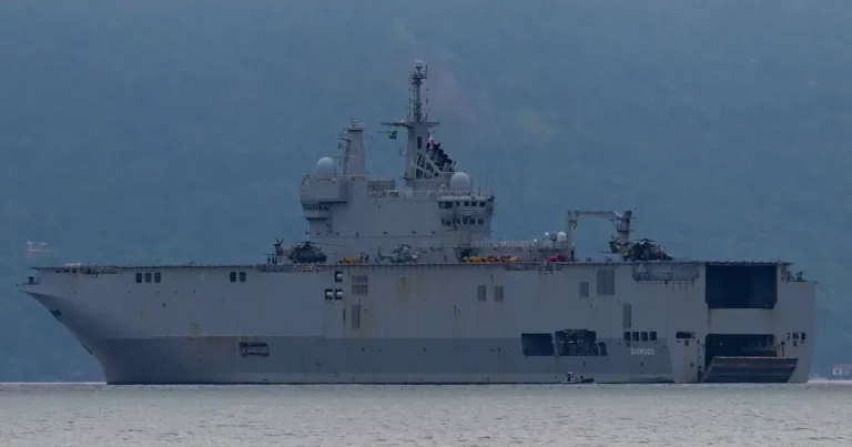 La Armada francesa pesca 2,4 toneladas de cannabis en el Atlántico tras disparos de advertencia