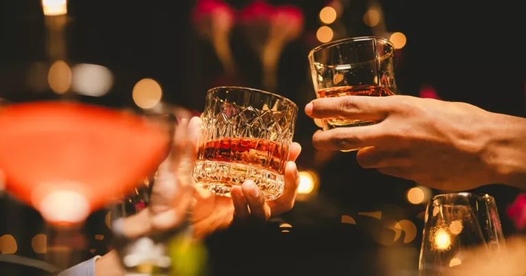 Laos dice que no puede determinar la causa de las muertes de turistas atribuidas en 2024 al alcohol adulterado