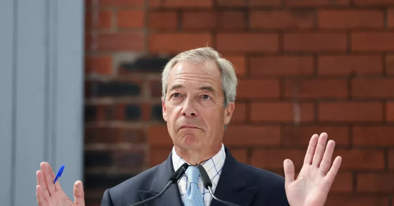 Reino Unido: sospechoso de haber violado las normas de transparencia financiera del parlamento, Nigel Farage en turbulencia