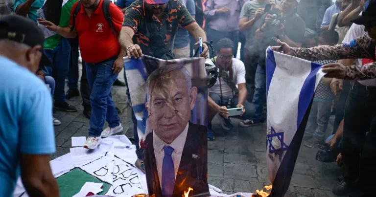 Terremoto en Venezuela: banderas estadounidenses e israelíes quemadas por manifestantes pro Maduro