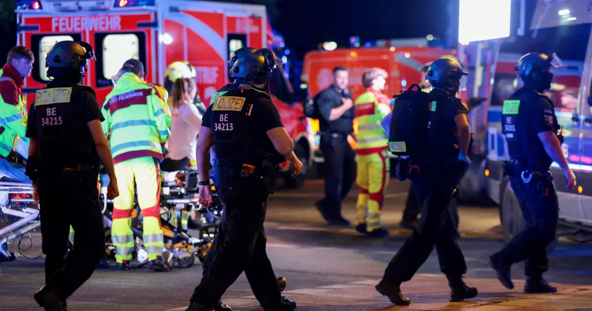 Un coche arremete contra la multitud en el orgullo gay de Berlín: un muerto y 16 heridos, un sospechoso “vinculado al medio islamista” buscado por la policía