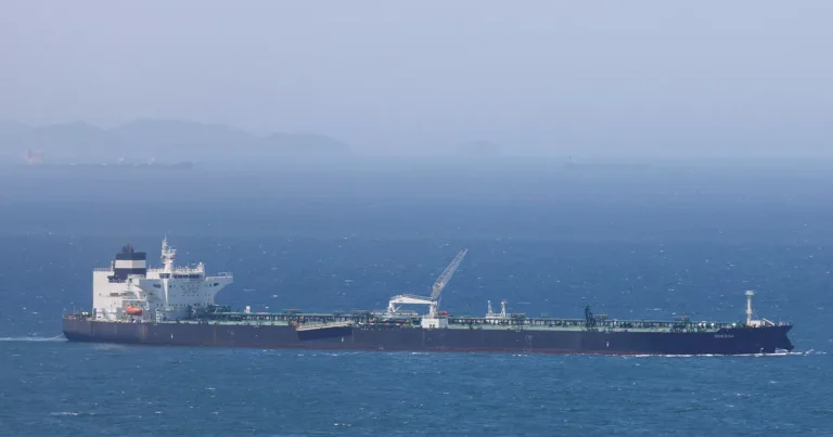 Un petrolero alcanzado por un proyectil no identificado en la región del Estrecho de Ormuz