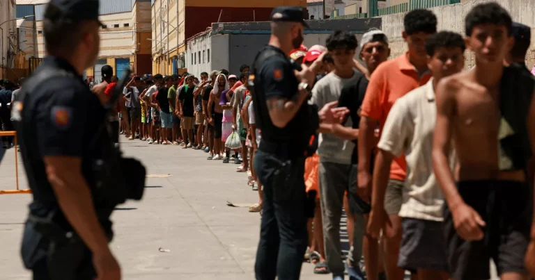 Crisis migratoria en Ceuta: España impone a su vez controles fronterizos a los viajeros procedentes de Italia