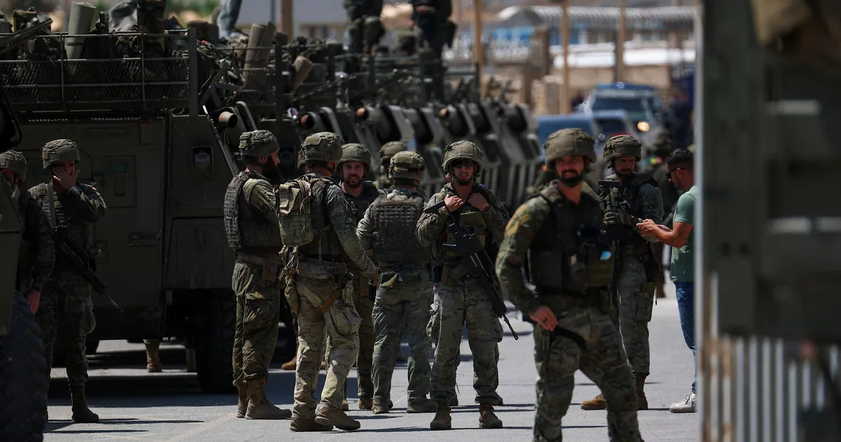 Crisis migratoria en Ceuta: doce marroquíes detenidos tras apedrear un vehículo militar