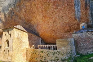 En España, este monasterio que alberga reliquias milenarias está amenazado por incendios