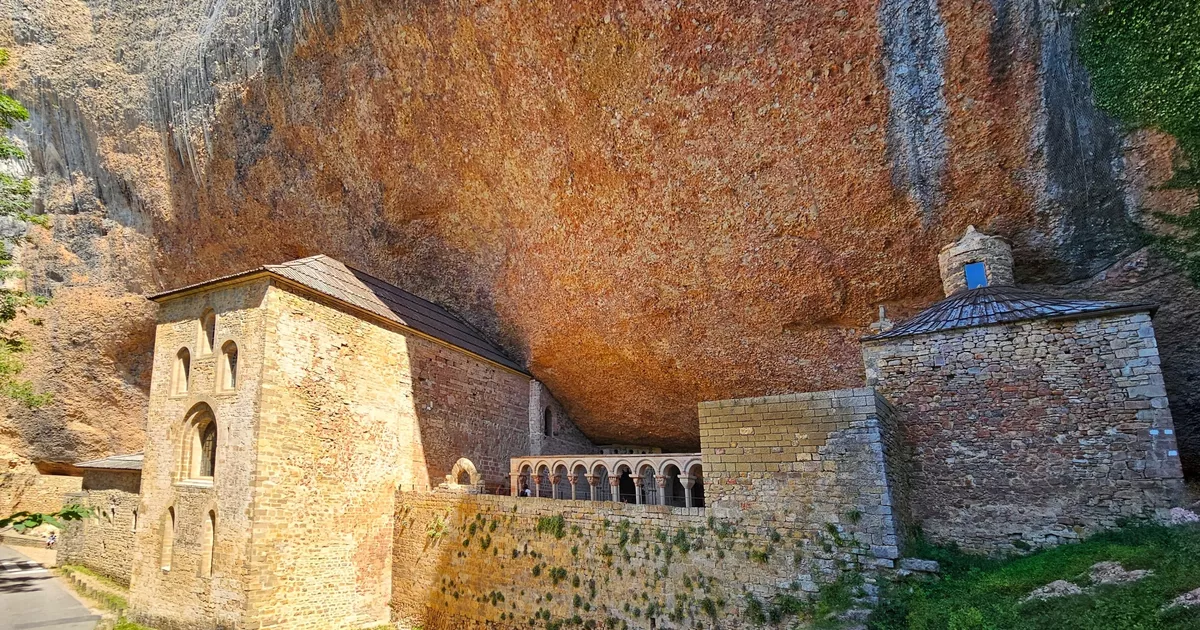 En España, este monasterio que alberga reliquias milenarias está amenazado por incendios