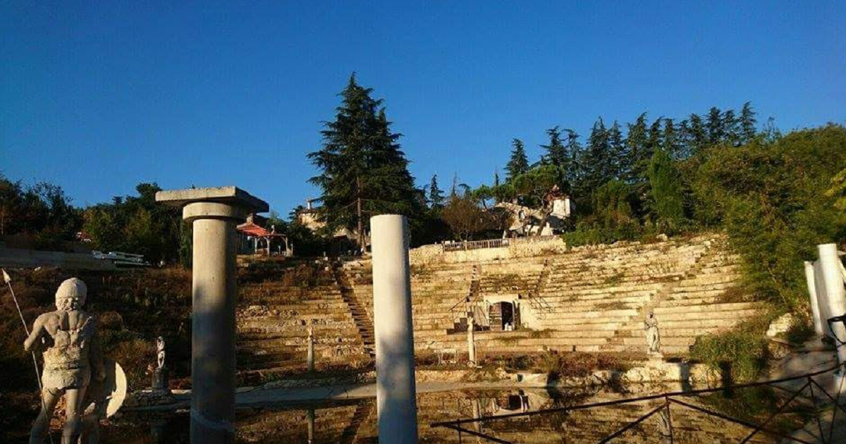 En Italia, un hombre construye su propio 'antiguo anfiteatro griego' y estafa a muchos turistas