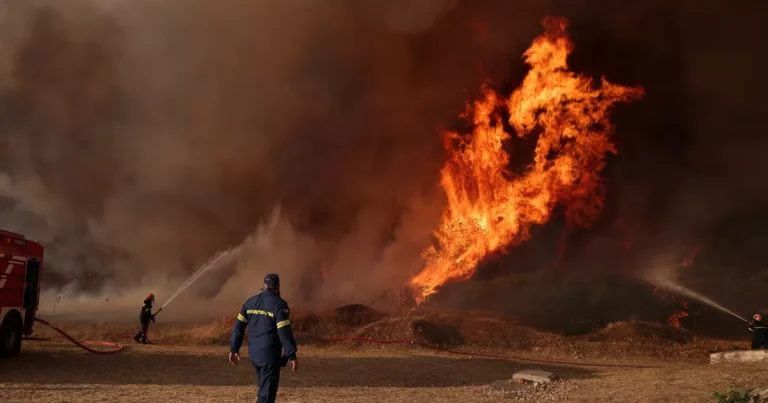 Grecia: el incendio sigue bajo vigilancia de los bomberos, a pesar de que la situación «mejora»