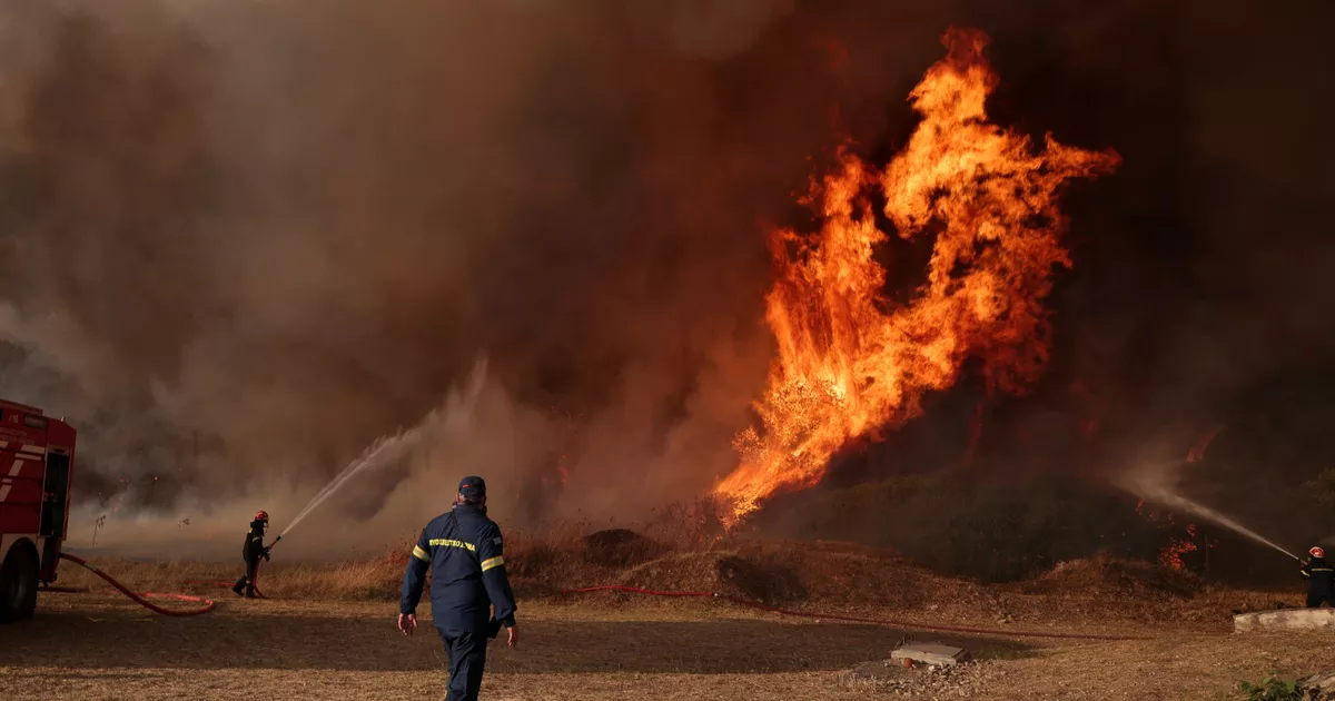 Grecia: el incendio sigue bajo vigilancia de los bomberos, a pesar de que la situación "mejora"