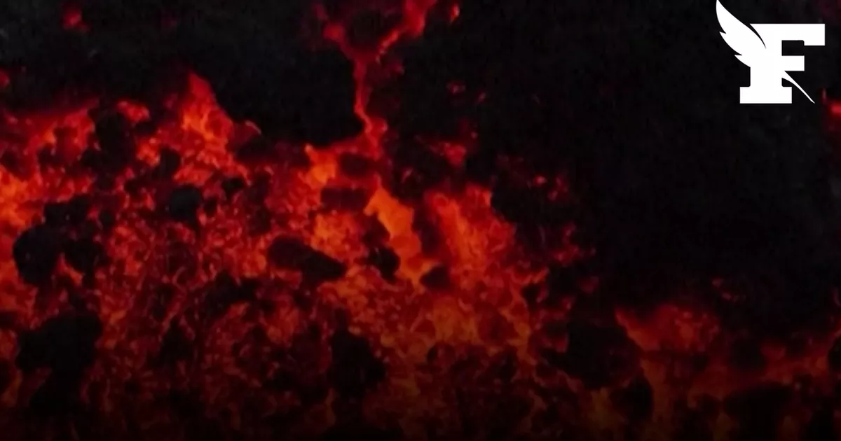 Italia: Locales y turistas se reúnen alrededor del Monte Etna para admirar el espectacular flujo de lava