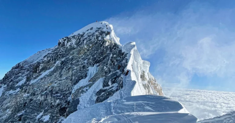 “La extracción será difícil”: treinta años después, resuelto el enigma del cadáver de las “botas verdes” en el Everest