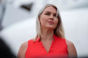 La portavoz saliente de la Casa Blanca se une al comité político pro-Trump