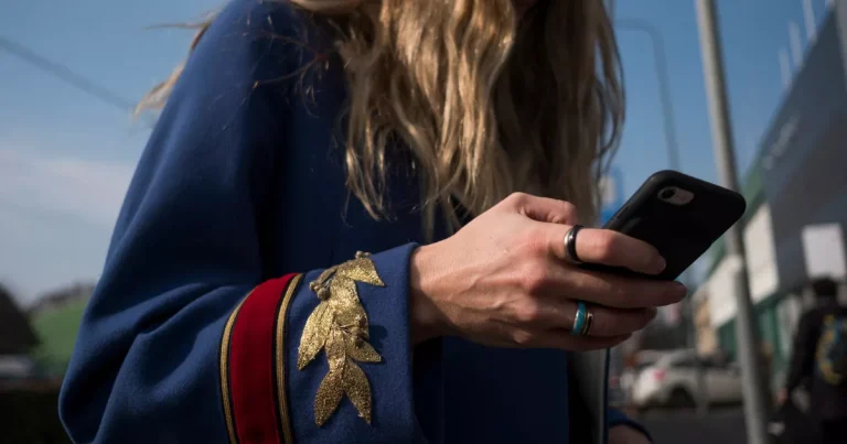 Los peatones en Italia pronto podrían ser multados si cruzan la calle mirando el teléfono