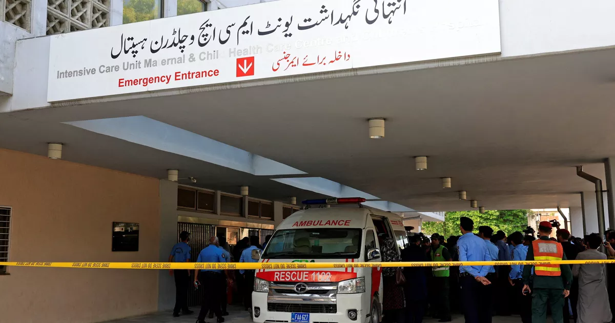 Pakistán: 14 niños mueren en incendio en hospital de Islamabad, causa aún desconocida