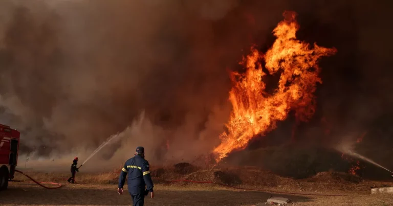 “Queremos mantener la situación bajo control”: los servicios de emergencia continúan su lucha contra un incendio cerca de Atenas