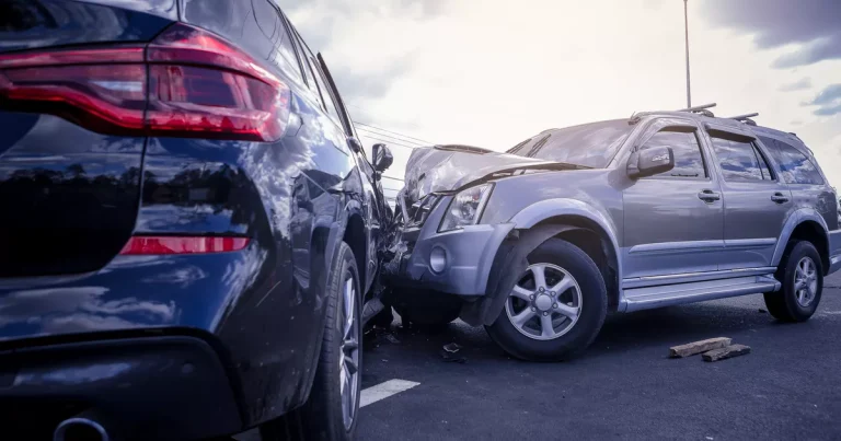 Reino Unido: Colisión entre un vehículo en sentido contrario y un coche de policía mata a siete personas