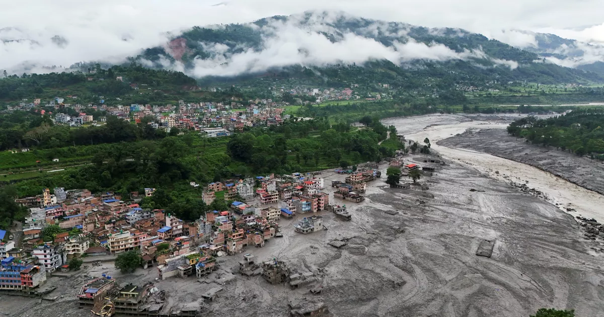 “Tenía cinco casas, todo se lo tragó”: en Nepal, el ejército y la población ayudan a las víctimas del desastre