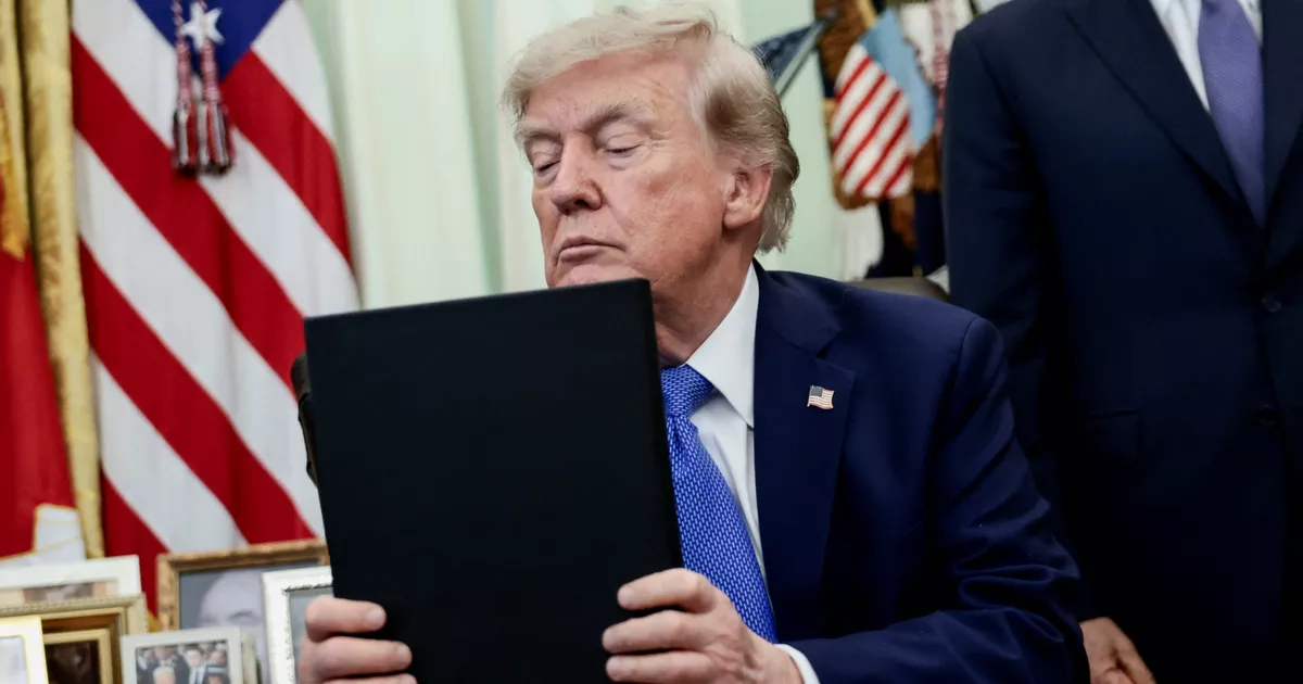 Trump firma órdenes ejecutivas para restringir los derechos territoriales de EE.UU., a pesar del fallo de la Corte Suprema