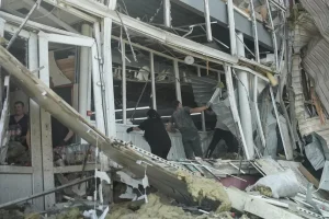 Ucrania: Zelensky denuncia “despreciable” ataque ruso a centro comercial que dejó al menos 19 muertos y más de 130 heridos