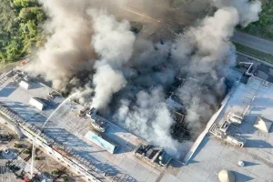 Ucrania: los servicios de emergencia siguen trabajando tras los letales ataques rusos a un centro comercial