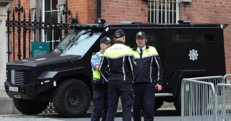 “Un artefacto explosivo que podría haber causado daños considerables”: la policía irlandesa descubre una bomba en un vehículo