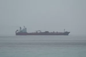Un petrolero impactado frente a las costas de Omán por un “proyectil desconocido”, que dañó su sala de máquinas y lo dejó “inoperable”