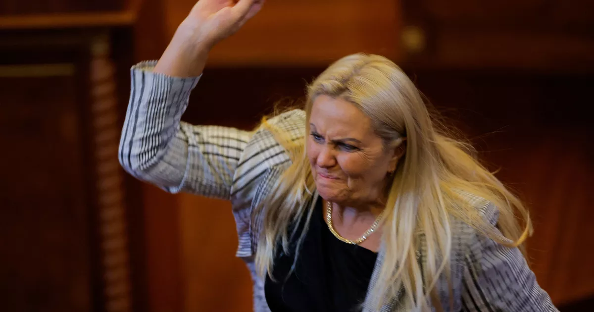 "¡Qué vergüenza!" : un diputado arroja huevos al Primer Ministro de Kosovo en el pleno del Parlamento