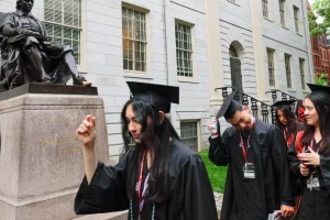 Atacadas por Donald Trump y abandonadas por estudiantes, universidades estadounidenses en busca de un nuevo modelo