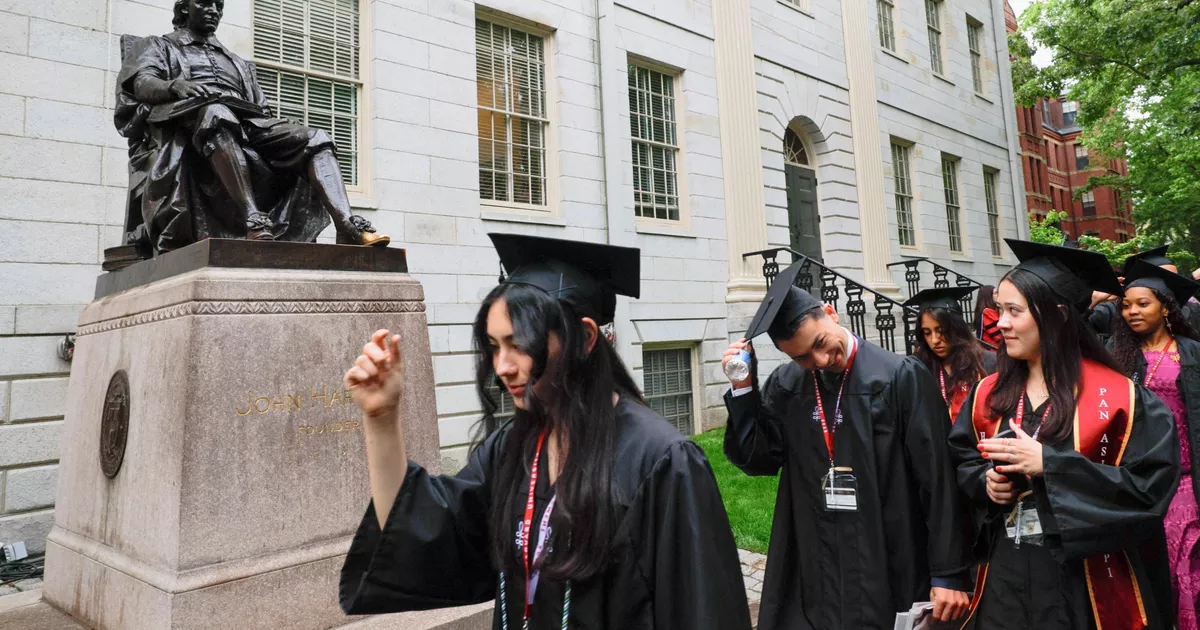 Atacadas por Donald Trump y abandonadas por estudiantes, universidades estadounidenses en busca de un nuevo modelo