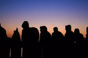 Crisis migratoria en Ceuta: los inmigrantes aún presentes en el enclave trasladados a un nuevo centro de acogida