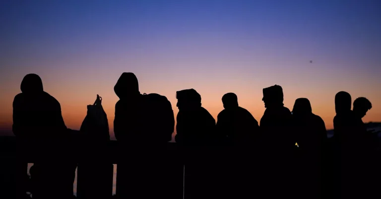 Crisis migratoria en Ceuta: los inmigrantes aún presentes en el enclave trasladados a un nuevo centro de acogida