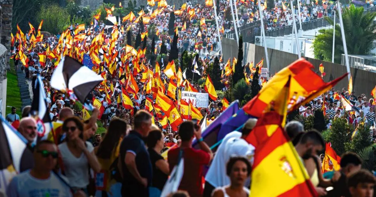 Crisis migratoria: en las calles de Ceuta, los españoles gritan su revuelta contra el gobierno socialista