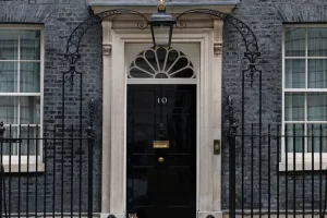 «Debe. Resistir. Deseo. Desde. Cero»: Larry, el gato de Downing Street, reacciona ante el préstamo del tapiz de Bayeux