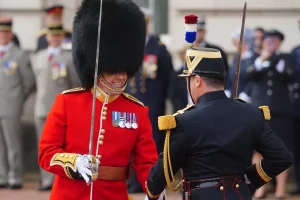 El Reino Unido presionó para sustituir la piel de oso de los famosos sombreros de la guardia real por piel sintética