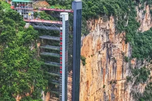 En China, impresionantes imágenes de un ascensor de cristal gigante de 288 metros para que los niños vayan al colegio