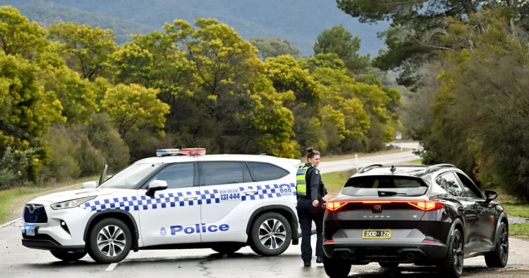 Estaba untando un panecillo mientras conducía: este automovilista en Australia recibe una fuerte multa