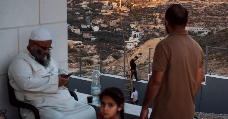 “Estamos construyendo los muros de nuestra propia prisión”: en Cisjordania, alambre de púas y una bandera estadounidense para resistir el asedio de los colonos