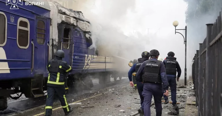 Ferrocarriles, gasolineras, almacenes ucranianos: los “ataques sistémicos” rusos se acercan peligrosamente a Europa