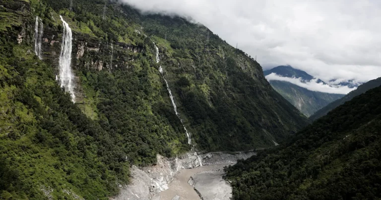 Glaciares, paredes rocosas y permafrost: tras la catástrofe del Himalaya, ¿cómo controla Francia sus macizos?