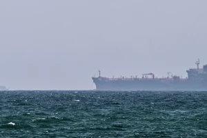 Guerra en Oriente Medio: marinero indio muerto en ataque a un carguero en el Estrecho de Ormuz