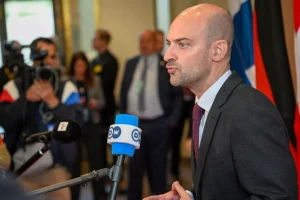 Guerra en Ucrania: Putin quiere “desunir” a Europa, acusan varios ministros europeos tras el “inaceptable” ataque contra un tren