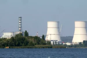 Guerra en Ucrania: torre de refrigeración de la central nuclear rusa de Kursk alcanzada por un dron