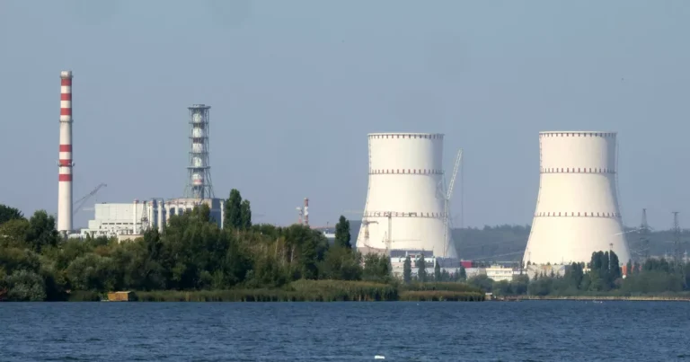 Guerra en Ucrania: torre de refrigeración de la central nuclear rusa de Kursk alcanzada por un dron