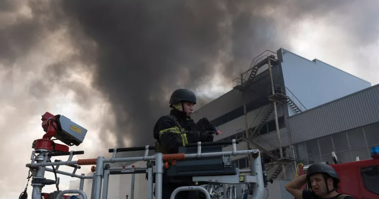 Guerra en Ucrania: un ataque con drones rusos destruye el almacén de una productora cofundada por Volodymyr Zelensky