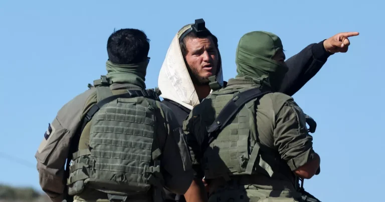“Hay que ser un profesional para distinguirlos”: en Cisjordania, cuando los colonos y el ejército israelí se fusionan